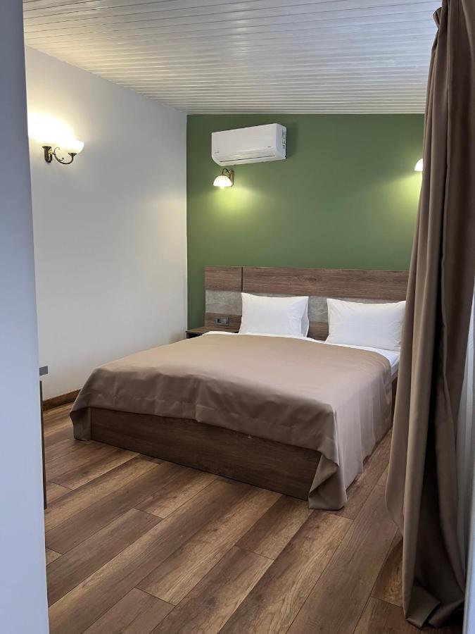 Loft wood Hotel Moekatsjeve Buitenkant foto