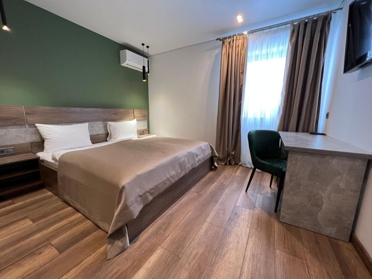 Loft wood Hotel Moekatsjeve Buitenkant foto