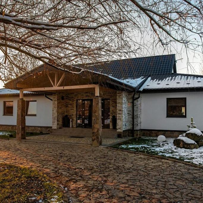 Loft wood Hotel Moekatsjeve Buitenkant foto