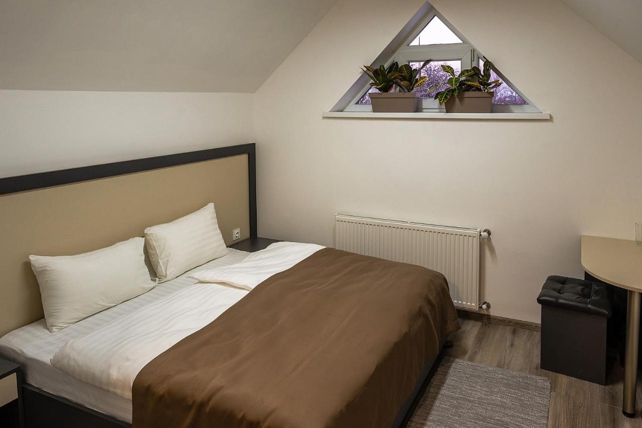 Loft wood Hotel Moekatsjeve Buitenkant foto